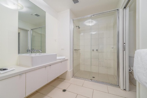 Waterfront Melbourne Apartments image 11
