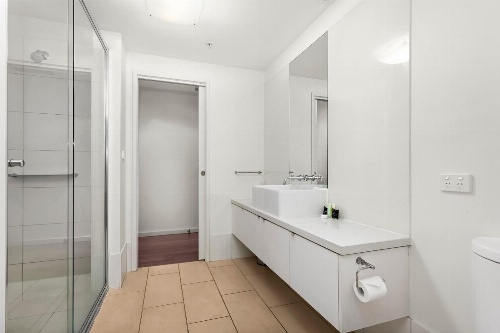 Waterfront Melbourne Apartments image 2
