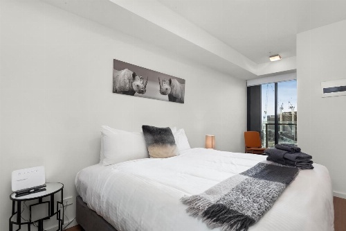 Waterfront Melbourne Apartments image 3