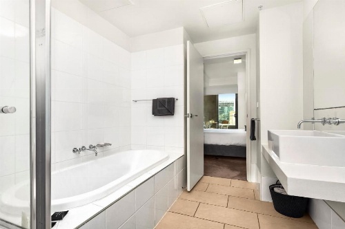 Waterfront Melbourne Apartments image 37