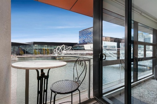 Waterfront Melbourne Apartments image 7