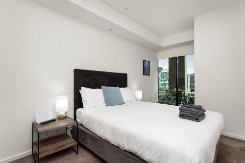 Waterfront Melbourne Apartments image 8